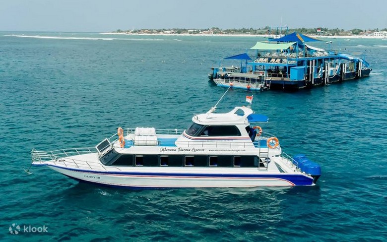 Tàu cao tốc speedboat từ bến Sanur đi Nusa Penida, biển xanh buổi sáng sớm