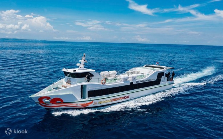 Tàu speedboat đang cập cảng Toyapakeh Nusa Penida, hành khách xếp hàng lên bờ buổi sáng sớm