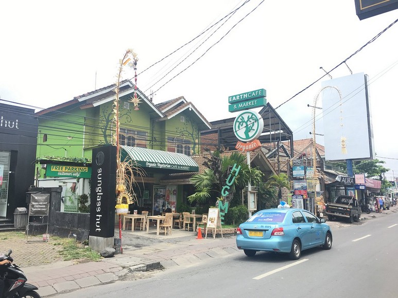 Taxi Blue Bird màu xanh nhạt đỗ chờ khách trên phố Bali