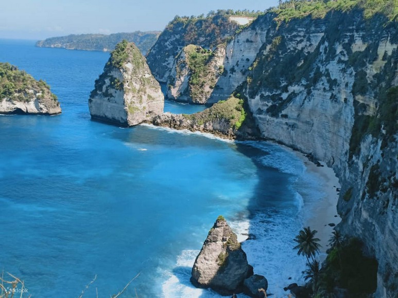 Toàn cảnh Broken Beach Nusa Penida nhìn từ trên cao, vòng cung đá tự nhiên xanh ngắt giữa biển