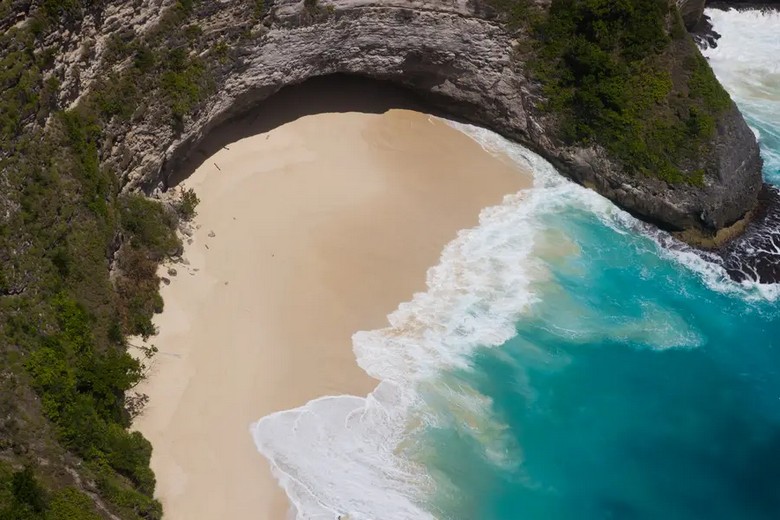 Toàn cảnh Crystal Bay Nusa Penida nhìn từ trên cao, nước xanh ngọc bích, hòn đảo nhỏ giữa vịnh