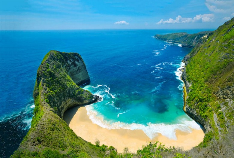 Toàn cảnh Kelingking Beach nhìn từ điểm ngắm trên vách đá — hình bán đảo giống mõm khủng long, nước biển xanh ngọc