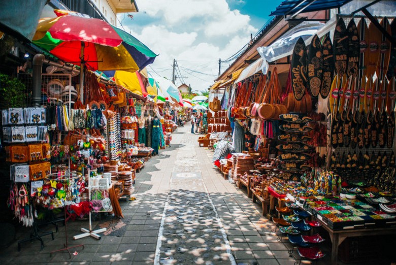 Toàn cảnh Ubud Art Market buổi sáng sớm — thời điểm tốt nhất để mua sắm
