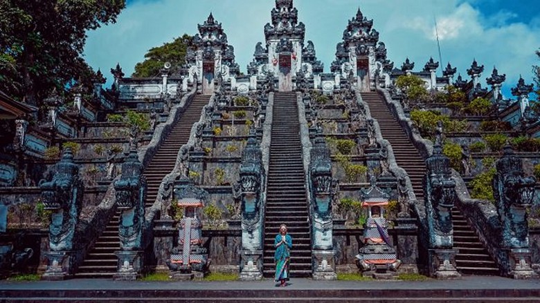 Toàn cảnh con đường lên đền Lempuyang qua rừng nhiệt đới