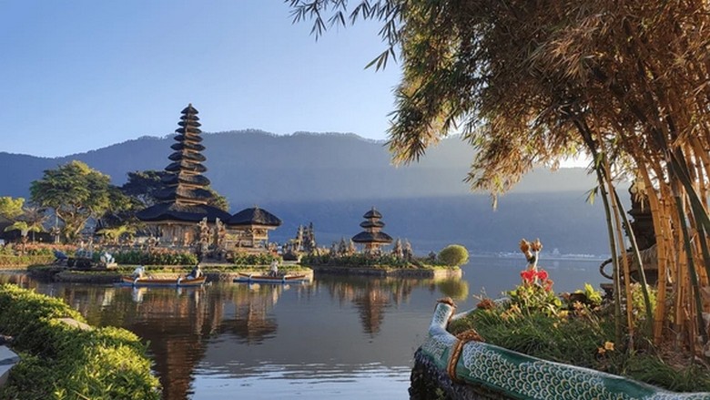 Toàn cảnh hồ Beratan và vùng núi Bedugul nhìn từ điểm cao
