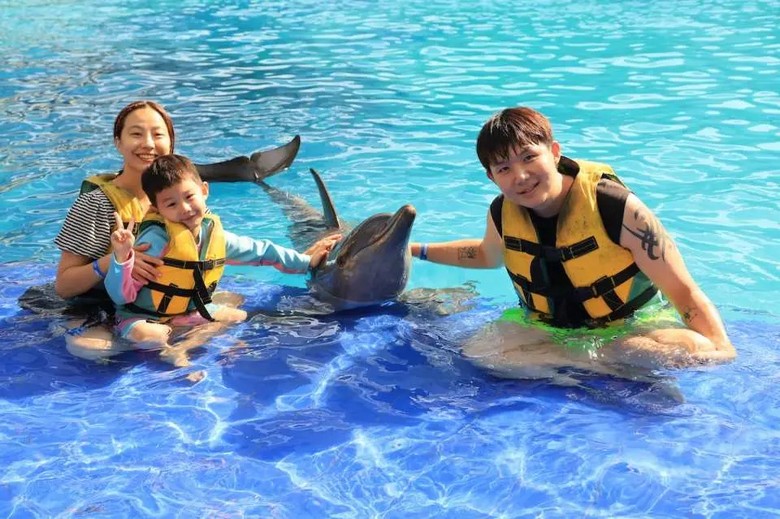 Trẻ em xem voi và đười ươi tại Bali Zoo ở Gianyar