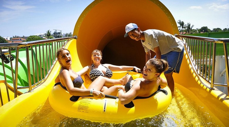 Trẻ em vui chơi tại công viên nước Waterbom Bali, khu vực Kuta