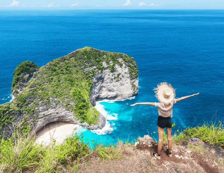 Vách đá Kelingking hình khủng long nhìn ra làn nước xanh ở Nusa Penida