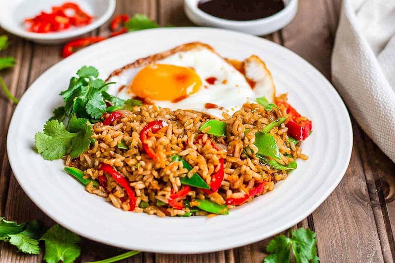 Đĩa nasi goreng tại quán warung địa phương Bali