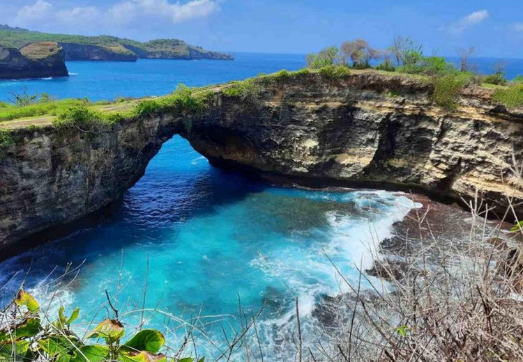 Angels Billabong Nusa Penida — hồ nước tự nhiên bên vách đá, nước xanh ngọc, không có người bơi