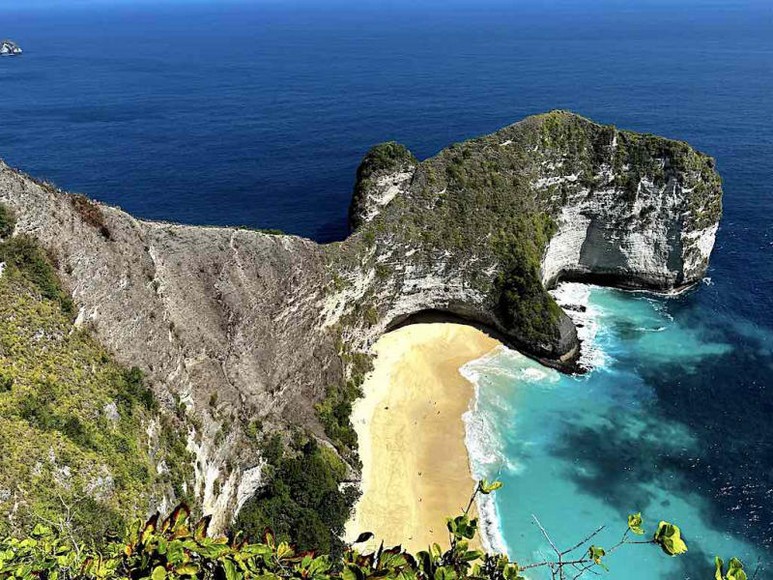 Toàn cảnh Kelingking Beach nhìn từ trên cao với mũi đất hình đầu khủng long và bãi cát trắng bên dưới