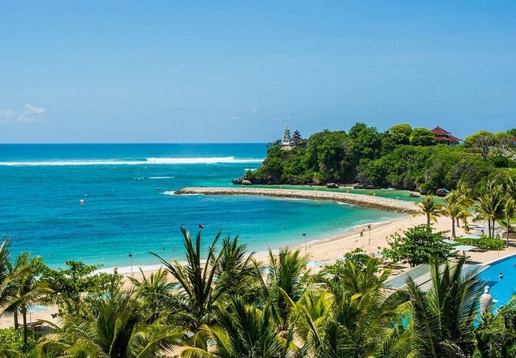 Ảnh bãi biển Nusa Dua nhìn từ trên cao, biển xanh ngọc, bờ cát trắng sạch, không có sóng lớn.