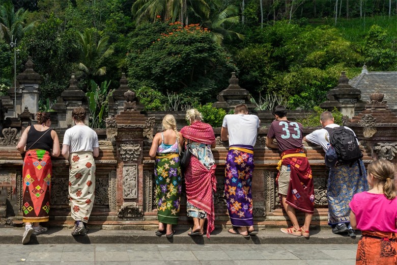 Sarong và khăn thắt lưng truyền thống của người Bali – trang phục bắt buộc khi vào đền