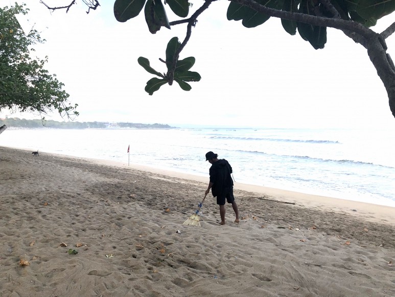 Bãi biển Bali có người quét dọn rác thải