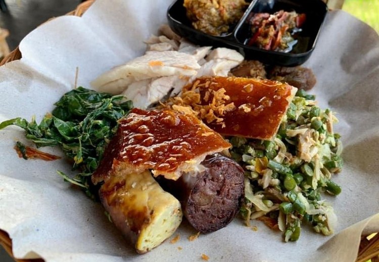 Babi guling – heo quay Bali với da giòn vàng, phục vụ tại quán Ibu Oka Ubud