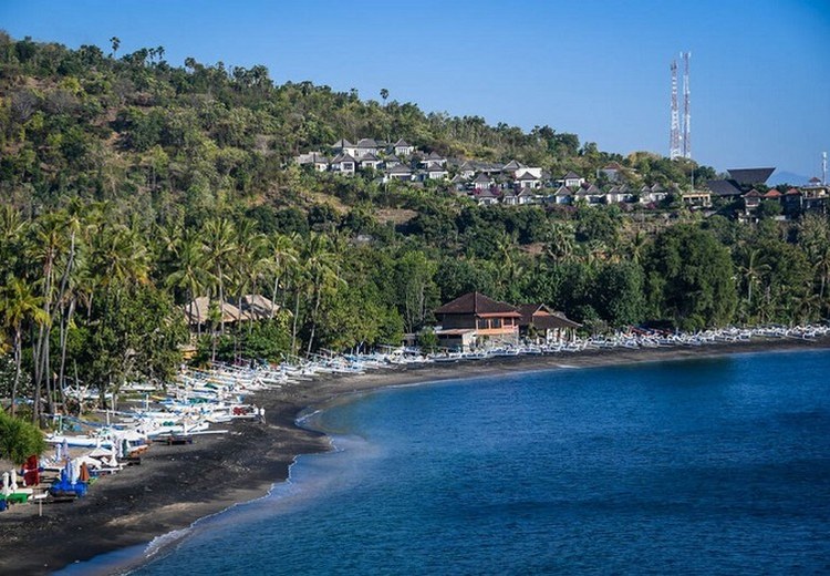 Bãi biển Amed với nước biển trong xanh cùng hàng ghế trải dài trên bãi cát