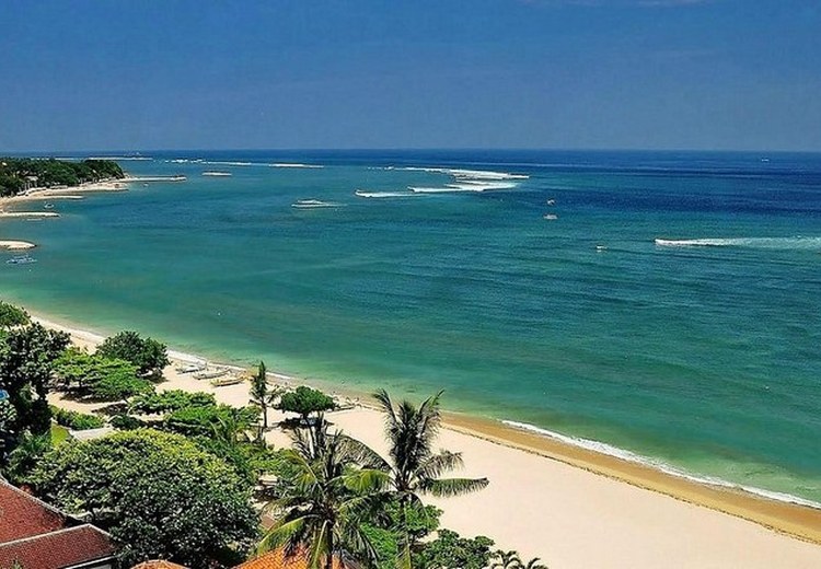 Bãi biển Kuta Bali vào mùa khô tháng 6, nắng vàng, nước trong xanh