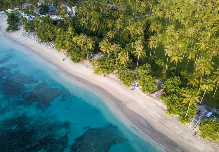 Bãi biển Nusa Dua nhìn từ trên cao với dải bờ cát trắng phẳng lặng và hàng dừa