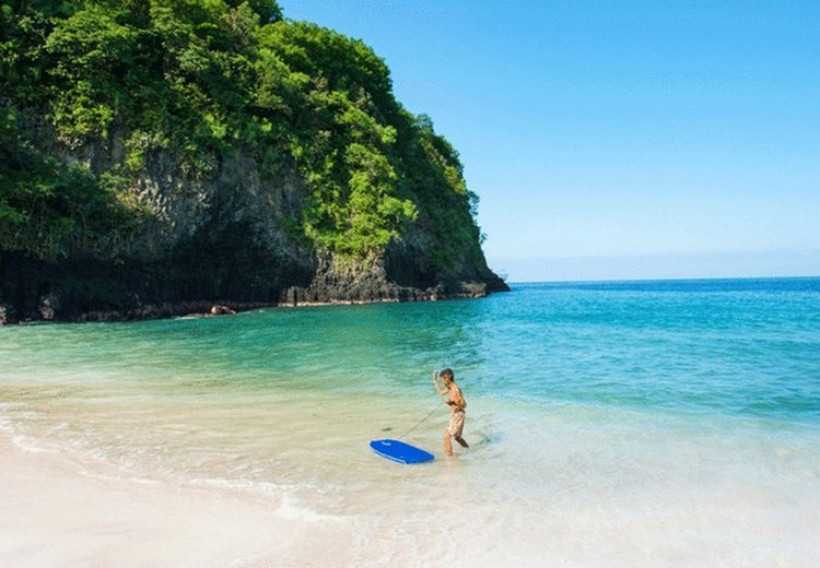 Bãi biển Seminyak buổi sáng mùa khô, trời xanh và sóng nhẹ