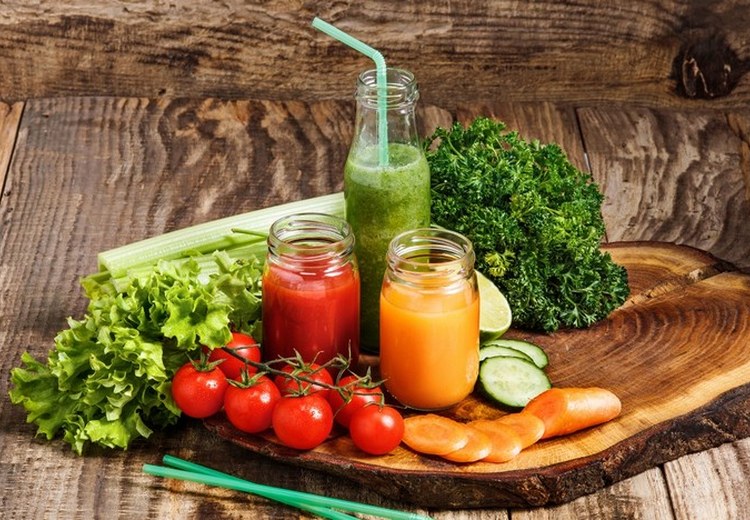 Bàn ăn detox với nước ép và rau xanh tươi tại resort wellness Ubud