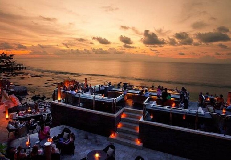 Bàn ăn hải sản bãi biển Jimbaran lúc hoàng hôn, nến lung linh, sóng biển phía sau
