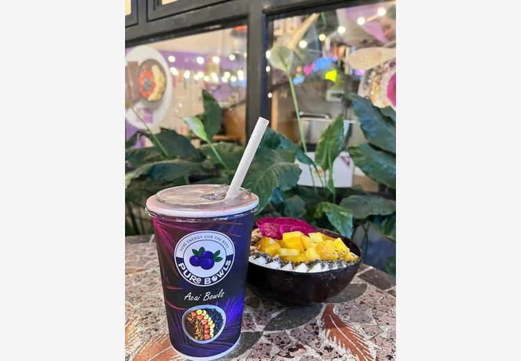 Bát açaí bowl và nước ép cold-press tươi tại một quán healthy nổi tiếng ở Ubud