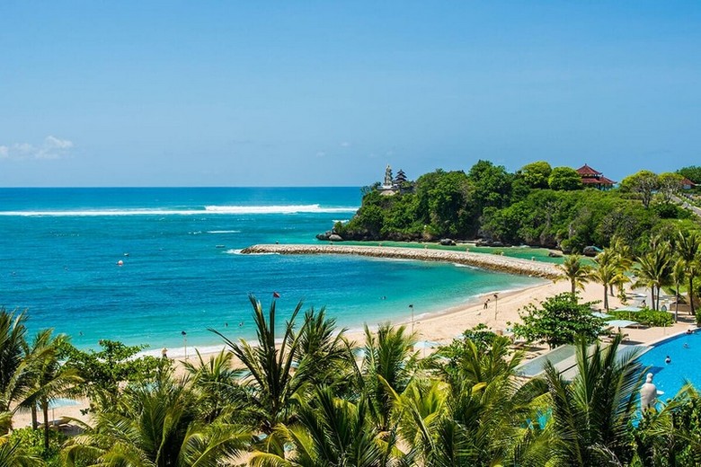 Ảnh bãi biển Nusa Dua nhìn từ trên cao, biển xanh ngọc, bờ cát trắng sạch, không có sóng lớn.