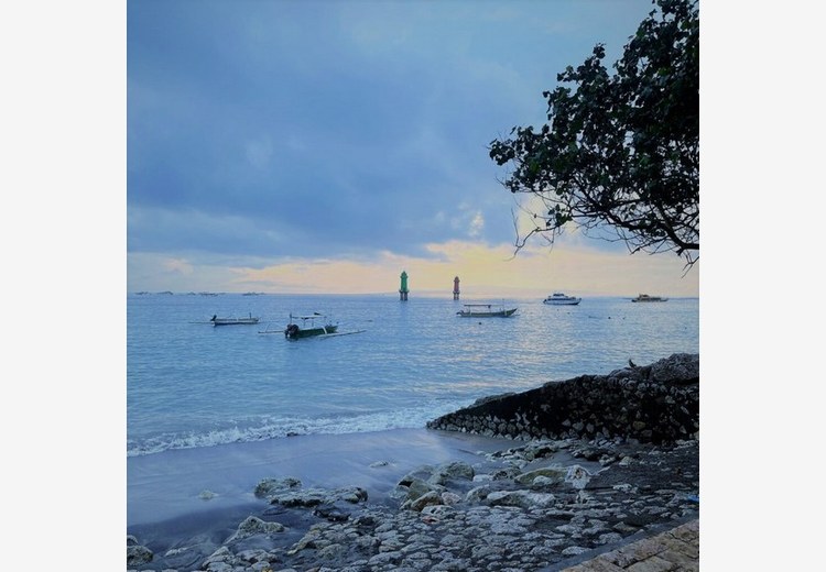 Biển Selat Badung nhìn từ cảng Sanur buổi sáng sớm, sóng thấp