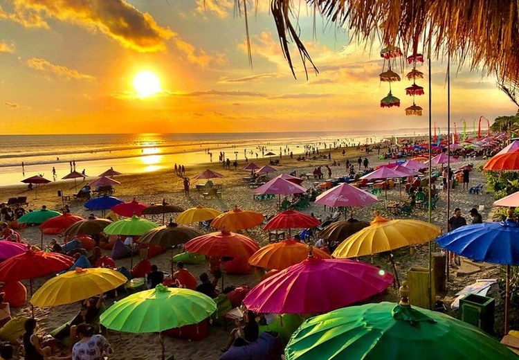 Biển Seminyak buổi chiều với hàng quán và người đi dạo mặc trang phục nhẹ nhàng