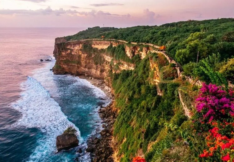 Broken Beach buổi sáng sớm ít người, ánh nắng vàng chiếu xuống vòng đá tự nhiên