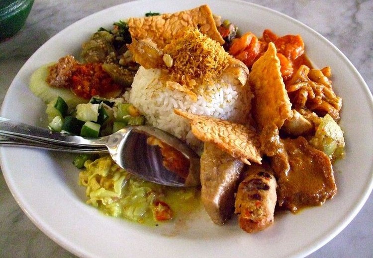 Bữa ăn chay truyền thống kiểu Bali gồm nasi campur rau củ, tempe, đậu hũ chiên và sambal trên lá chuối