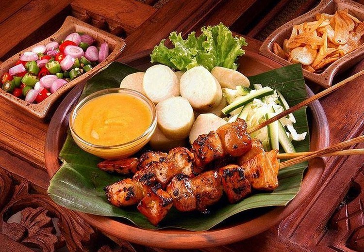 Bữa ăn địa phương đặc trưng Bali với thịt nướng satay