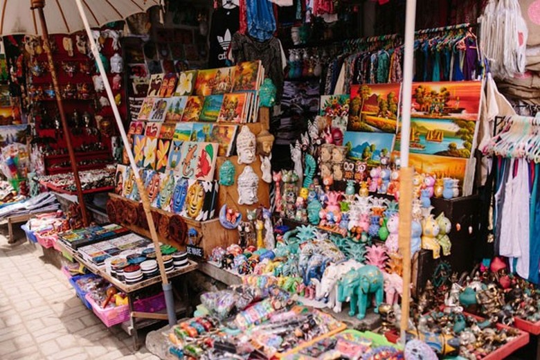 Các sạp hàng thủ công đầy màu sắc trong Chợ Ubud