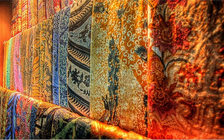 Các tấm vải batik và endek với hoa văn Bali