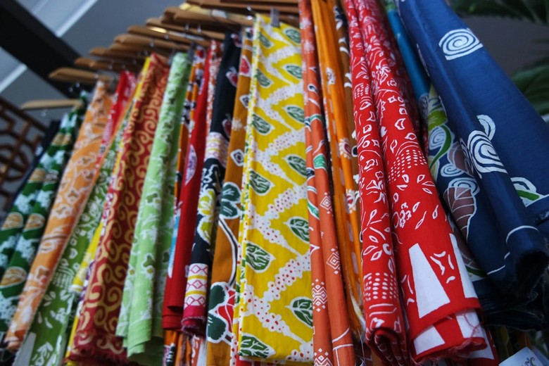 Cận cảnh hoa văn batik và túi mây thủ công