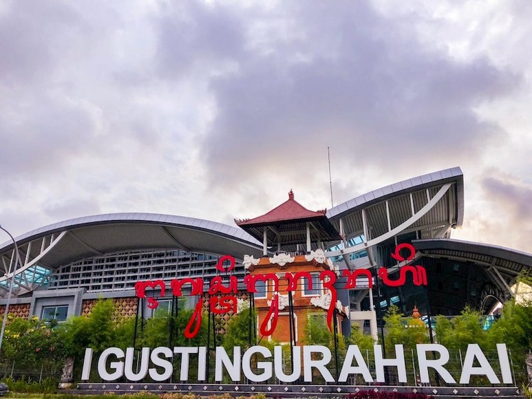 Cổng sân bay Ngurah Rai và biển chỉ dẫn Love Bali