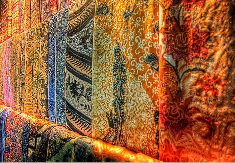 Các tấm vải batik và endek với hoa văn Bali