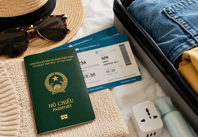 Cận cảnh hộ chiếu, vé máy bay và một vài đồ dùng du lịch