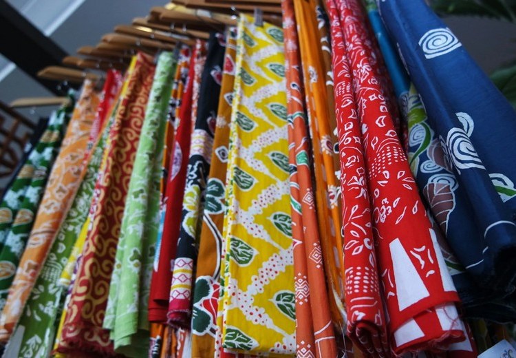 Cận cảnh hoa văn batik và túi mây thủ công