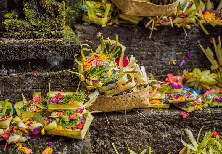 Canang sari – đĩa lễ vật nhỏ bằng lá dừa được đặt khắp nơi trong khuôn viên đền Bali