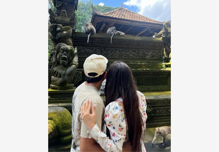 Cảnh báo khỉ tại Monkey Forest Ubud Bali và du khách đang tương tác an toàn