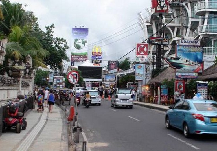 Cảnh giao thông trên đường phố Kuta, Bali vào buổi chiều