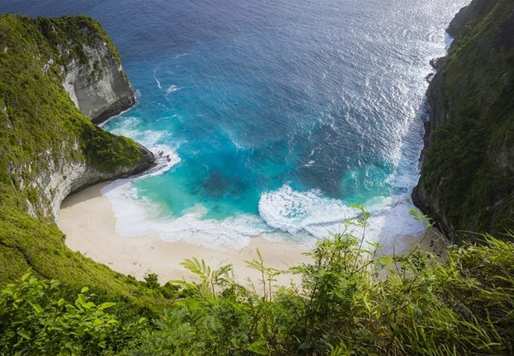 Cảnh quan Kelingking Beach Nusa Penida nhìn từ vách đá xuống