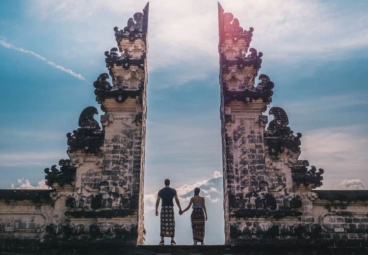 Cặp đôi chụp pre-wedding tại Cổng Trời Lempuyang với núi Agung phía sau