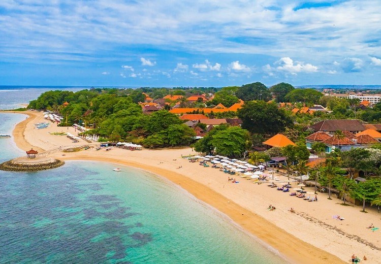 Con đường ven biển Sanur buổi sáng sớm, yên bình và thư giãn