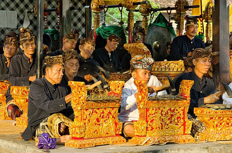 Dàn nhạc gamelan biểu diễn trong lễ hội đền