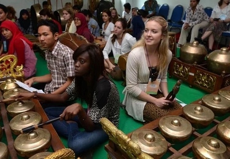 Dàn nhạc gamelan bằng đồng biểu diễn trong sân đền