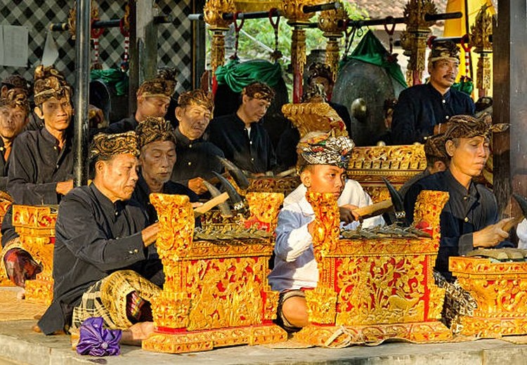 Dàn nhạc gamelan biểu diễn trong lễ hội đền