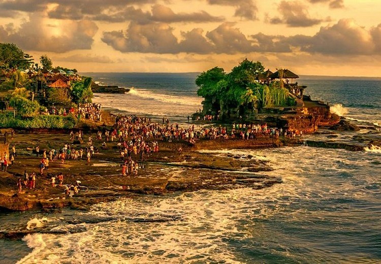 Đền Tanah Lot lúc hoàng hôn