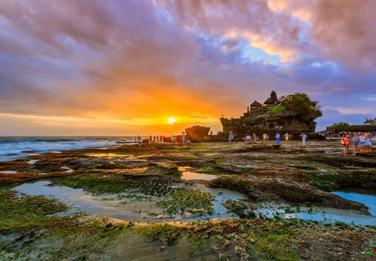 Đền Tanah Lot lúc hoàng hôn với sóng biển phía dưới